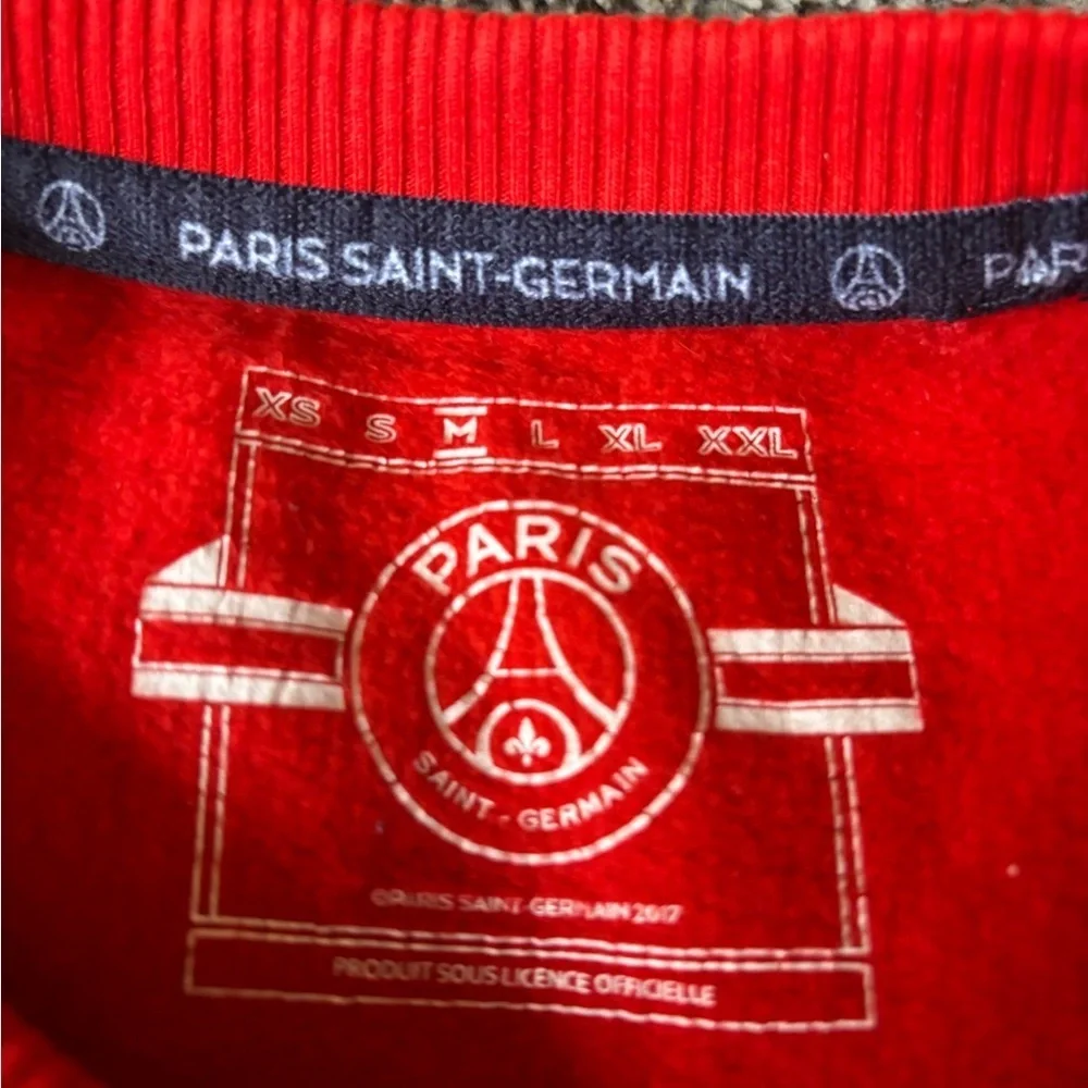 Paris St. Germain stay warm